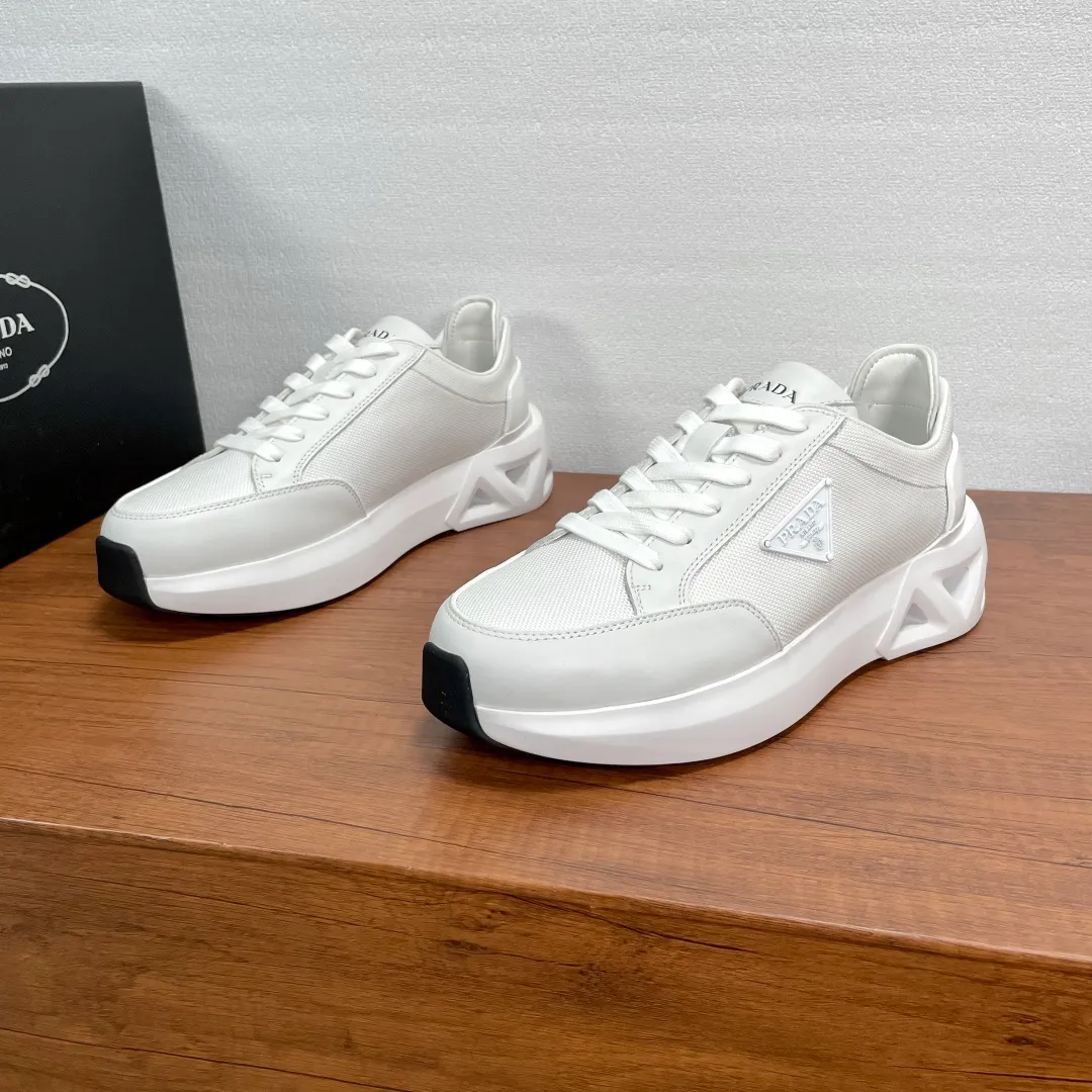 💰720 Code: YS003342 Prada/Prada men's new mesh stitching sneakers. This sneaker presents a modern version, reinterpreting the brand's archive style with clean lines and smooth details. The shoes are made of calf leather and technical fabric, with a triangular metal logo on the outside, bright TPU decoration on the heel, and a longer and padded inner heel design for a more comfortable fit. The tongue is decorated with a silk-screen logo, and is paired with a hollow rubber sole on the heel. The full cowhide lining comes standard with logo cowhide foot pads, making the upper foot taller, more comfortable, and versatile! Comes with full original packaging! Code number: 39-40-41-42-43-44 Standard leather shoe size (45 can be customized and returns are not supported) Item number: 2EE918 mesh white